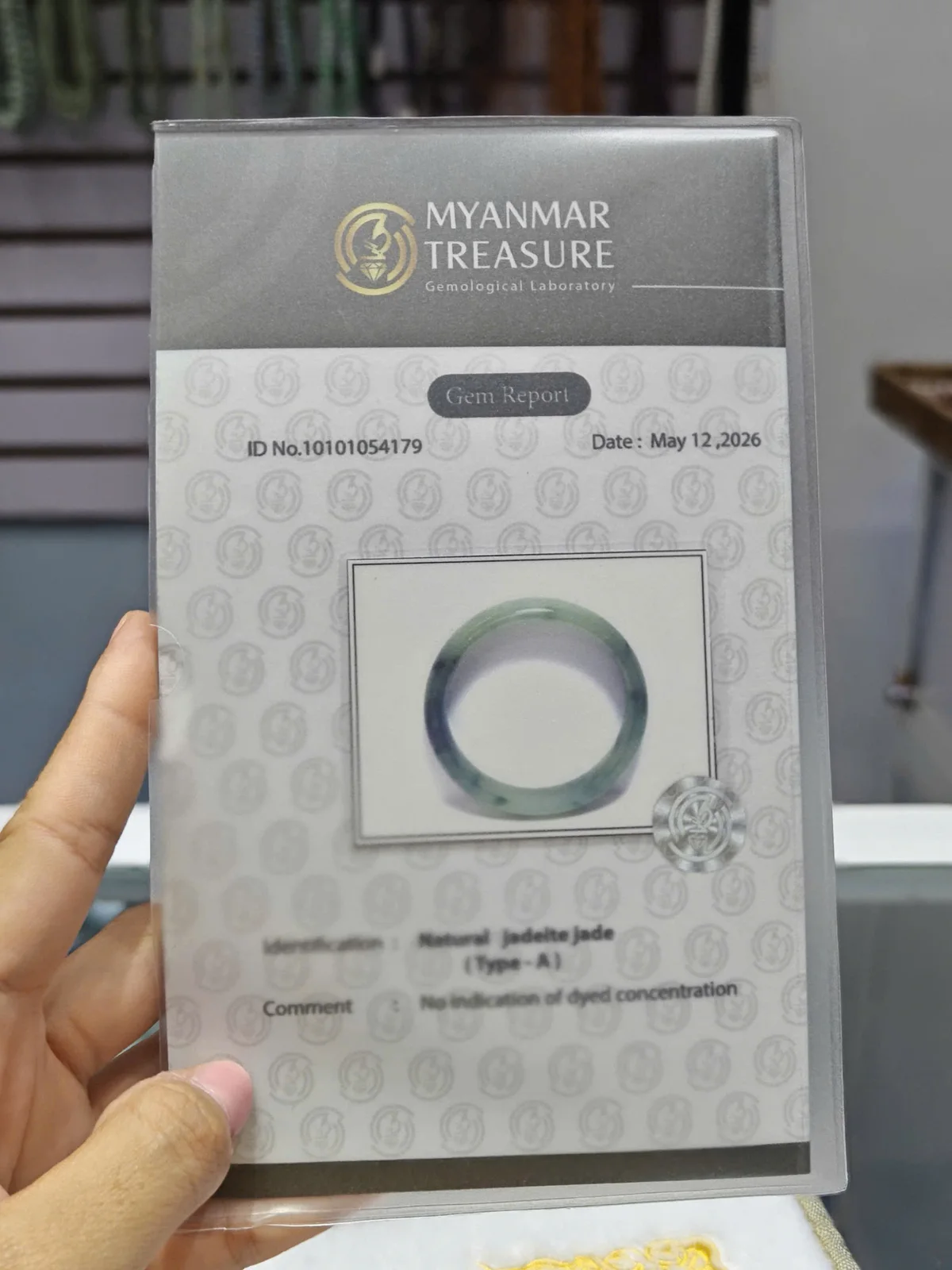 Chứng thư kiểm định thực tế cầm trên tay tại showroom MJADE